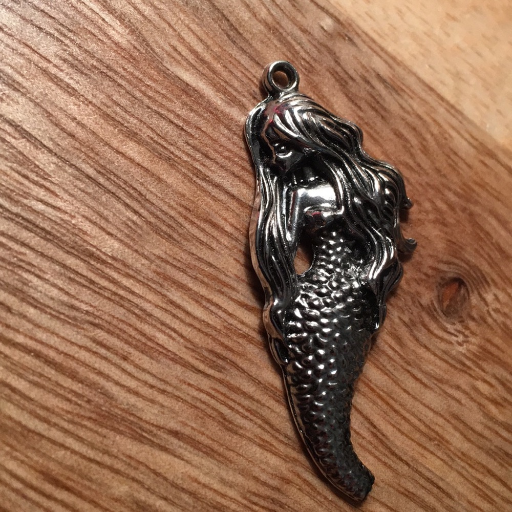 Free with bundle !!! Mermaid 🧜‍♀️ pendant
